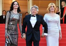 Les actrices Eva Green et Emmanuelle Seigner posent avec le réalisateur Roman Polanski pour la proje