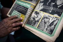 Chumpol Thummai montre un journal avec une photo de son frère tué il y a plus de 40 ans par des mili