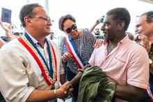 Le maire de Roura et président de l'Association des maires de Guyane David Riché (à gauche) serre la