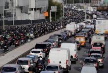 Des motards (g) manifestent sur le périphérique parisien, le 21 octobre 2017