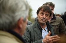 Le ministre de l'Environnement Nicolas Hulot parle avec des agriculteurs, le 27 octobre 2017 à Couff
