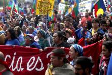 Des miliers d'indiens Mapuches et leurs soutiens manifestent à Santiago du Chili, le 9 octobre 2017