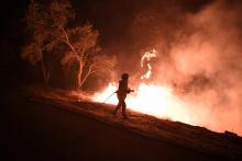 Un pompier lutte contre les flammes à Vigo, en Espagne, le 15 octobre 2017