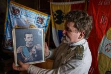 Mikhaïl Oustinov, porte-parole auto-proclamé des monarchistes russes, avec un portrait du dernier ts