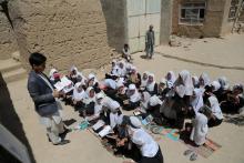 Des écolières afghanes lors d'une classe en plein air, le 28 mai 2014 à Ghazni