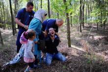 Le père d'une famille de migrants est arrêté par la police locale près du village de Röszke, en Hong