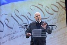Le sénateur américain John McCain prononce un discours après avoir reçu la médaille de la liberté de