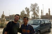 Bakhtiyar Haddad (D), kurde irakien, fixeur tué en juin à Mossoul pose le 24 octobre 2004 à Fallouja