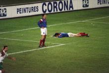 Alain Roche et Laurent Blanc abattus après l'élimination des Bleus du Mondial-1994 par la Bulgarie a