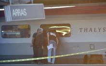Des enquêteurs examinent un train Thalys à la gare d'Arras, dans le nord de la France, le 21 août 20