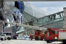Des pompiers lors de l'effondrement du terminal E2, qui a fait 4 morts, de l'aéroport Roissy-Charles