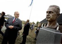 Le Premier ministre suédois Goeran Persson regarde le buste de l'ancien secrétaire général de l'ONU 
