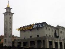 Un groupe de militants de Génération identitaire déploient une banderole sur le toit de la mosquée d