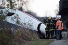 Des pompiers et des employés sur les lieux du déraillement d'un TGV à Eckwersheim près de Strasbourg