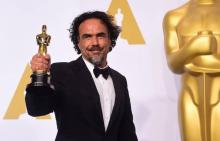 Le réalisateur mexicain Alejandro Gonzalez Iñarritu, avec l'Oscar reçu pour "Birdman" le 22 février 