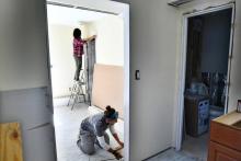 Deux jeunes femmes, bénévoles des AmeriCorps, travaillent dans une maison endommagée par l'ouragan S