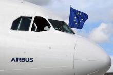 Un drapeau européen sort d'un cockpit d'Airbus A340-300 le 26 septembre 2017 à l'aéroport de Toulous
