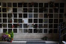 Des plaques mortuaires couvrent des urnes funéraires au crématorium du Père Lachaise à Paris, le 17 