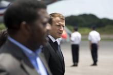 Emmanuel Macron à son arrivée à l'aéroport de Cayenne, en Guyane, le 26 octobre 2017