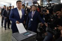 Le candidat à la présidentielle kirghize Sooronbai Jeenbekov vote à Bichkek le 15, octobre 2017