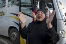 Des proches de contestataires marocains emprisonnés sortent d'un bus après leur avoir rendu visite à