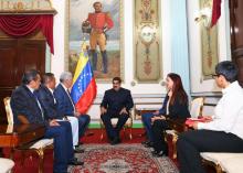 Le président vénézuélien Nicolas Maduro (c) lors d'une réunion avec quatre gouverneurs régionaux de 