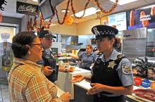 La policière Librada Godinez échange avec une habitante du quartier, dans un restaurant McDonald's, 