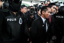 L'Indonésienne Siti Aisyah (c), sous escorte policière, est conduite à l'aéroport de Kuala Lumpur po