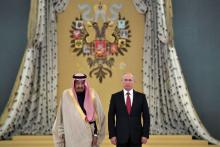 Le roi Salmane d'Arabie saoudite passe devant la garde d'honneur russe lors de son arrivée à l'aérop
