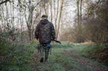Un chasseur marche avec son fusil le 9 décembre 2016 à Vouvray