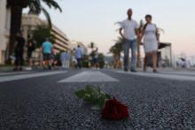 Une rose sur La promenade des Anglais à Nice en hommage aux victimes de l'attentat du soir du 14 jui