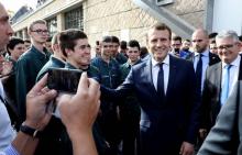 Le président Emmanuel Macron avec des étudiants du nouveau campus de l'Ecole d'application aux métie