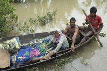 Des Rohingyas ramènent sur la rive des corps de réfugiés qui se sont noyés en tentant de traverser l