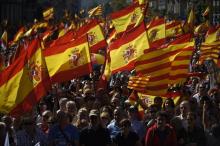 Des manifestants tiennent des drapeaux espagnols en pour soutenir l'unité nationale face la crise dé