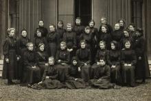 Une photo de classe prise dans un lycée de filles à Paris en 1890 est exposée au musée national de l