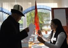 Vote à domicile pour la présidentielle au Kirghizstan à Bichkek, le 14 octobre 2017