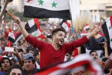 Des supporters syriens célèbrent leur match nul face à l'Australie, à Damas le 5 octobre 2017