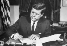 Des millions de documents sur l'assassinat de John F. Kennedy, ici photographié le 24 octobre 1962 à