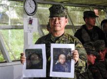 Le général Eduardo Ano, chef des militaires philippins montrent les photos des leaders islamistes Is