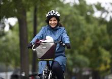La maire de Paris Anne Hidalgo se déplace en vélo à Paris, le 1er octobre 2017