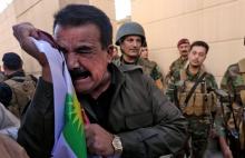 Un combattant peshmerga prend position à un checkpoint d'Altun Kubri à 40 km de Kirkouk, le 20 octob