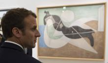 Le président français Emmanuel Macron devant la toile de Picasso intitulée "Femme étendue au soleil 