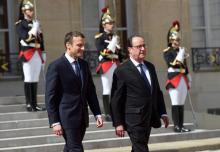 Le nouvellement élu président Emmanuel Macron et son prédécesseur François Hollande lors de la passa