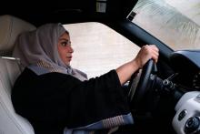 Une Saoudienne conduit dans une rue de Jeddah le 27 septembre 2017