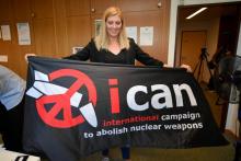 La directrice de l'ICAN, Beatrice Fihn, tient une banderole de l'organisation, après avoir obtenu le