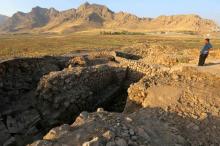 Un homme inspecte le site archéologique de la cité antique de Qalatga Darband, le 1er octobre 2017 à