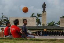 De jeunes Cubains jouent près du mausolée de Che Guevara Mausoleum, à Santa Clara à Cuba, le 29 sept