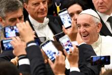 Le pape François au milieu de la foule au Vatican le 21 décembre 2016 alors que les gens prennent de