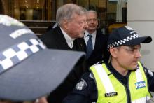 Le cardinal australien George Pell(c) quitte le tribunal de Melbourne après une audition, le 6 octob