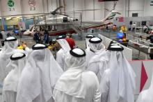 Des Emiratis assistent à un concours de maintenance aéronautique lors du Mondial des métiers à Abou 